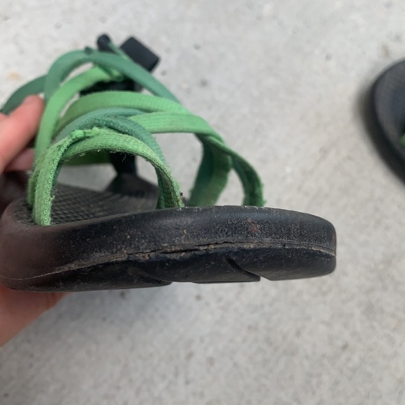 Double strap green chacos size 6 - Picture 9 of 9